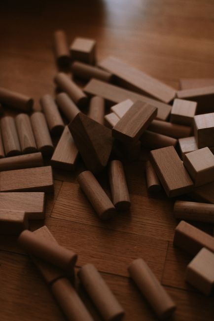 Usmívající se děti staví barevnou stavebnici